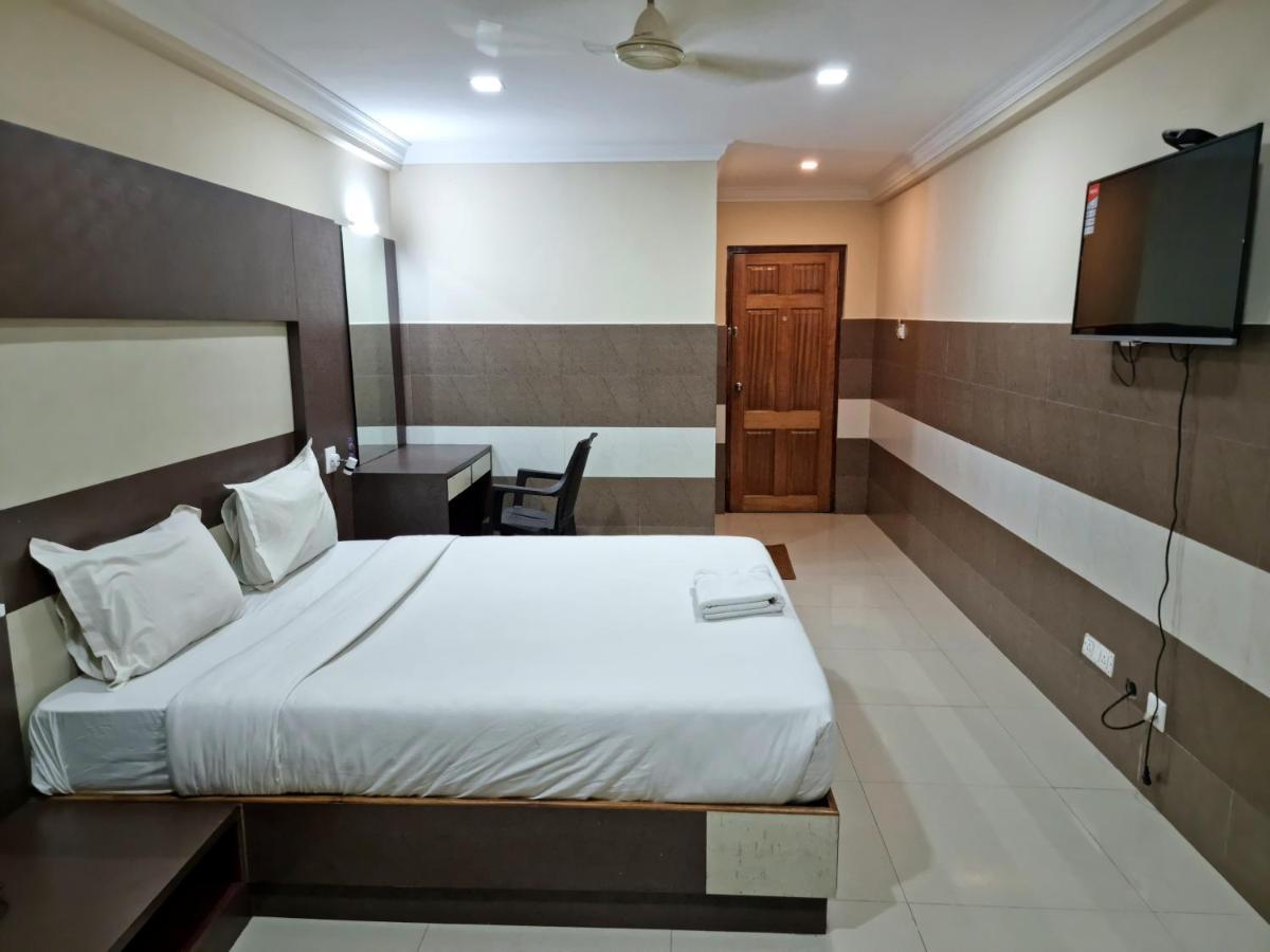 Js Grand Residency Hotel Palakkad Eksteriør billede